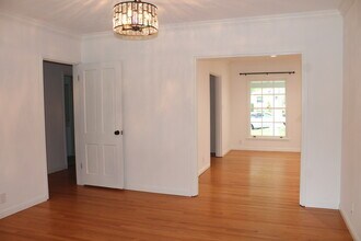 530 E Grinnell Dr in Burbank, CA - Building Photo - Building Photo