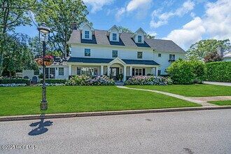 12 Red Oak Dr in Spring Lake, NJ - Building Photo - Building Photo