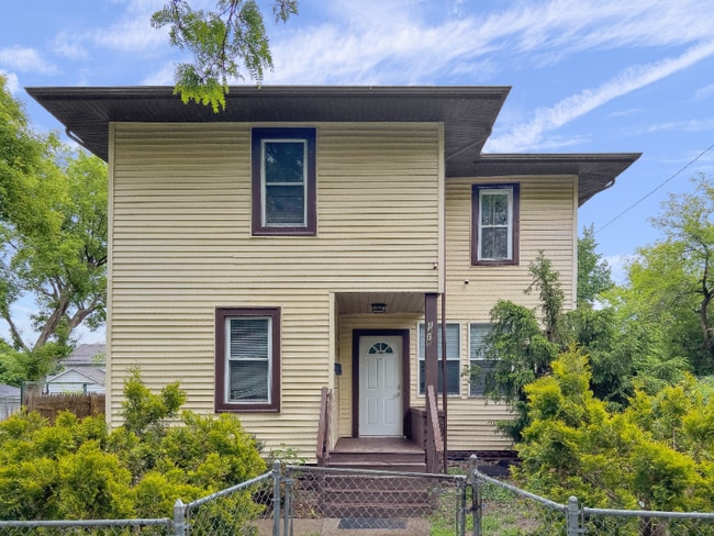 property at 1418 N Oliver Ave