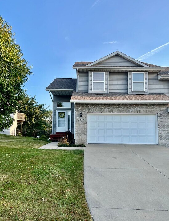 2263 Holiday Rd in Coralville, IA - Building Photo