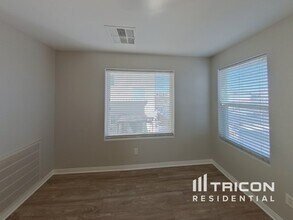 8920 Dorrell Ln in Las Vegas, NV - Building Photo - Building Photo