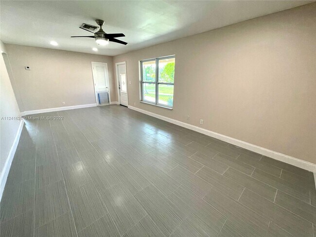2301 NW 114th Ave-Unit -2 in Coral Springs, FL - Foto de edificio - Building Photo