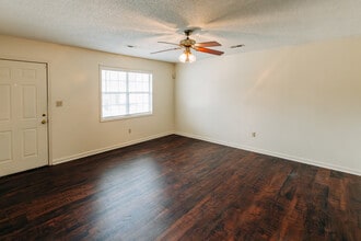 1202 Douglas MacArthur St, Unit Sampson Place Apartments in Orangeburg, SC - Building Photo - Building Photo