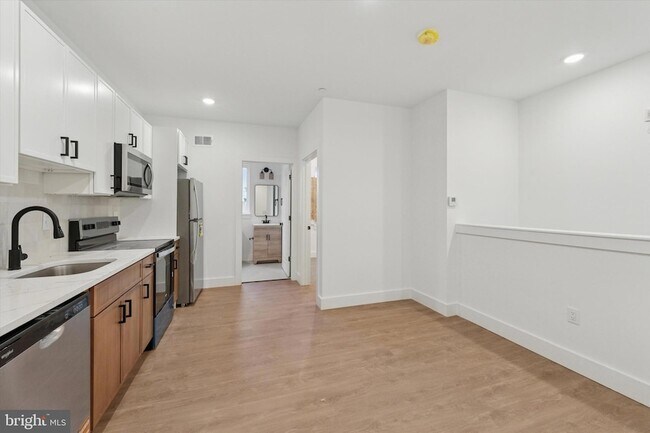 2520 N Front St, Unit AA311 in Philadelphia, PA - Building Photo - Building Photo