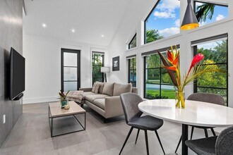 1275 N Swinton Ave in Delray Beach, FL - Building Photo - Building Photo