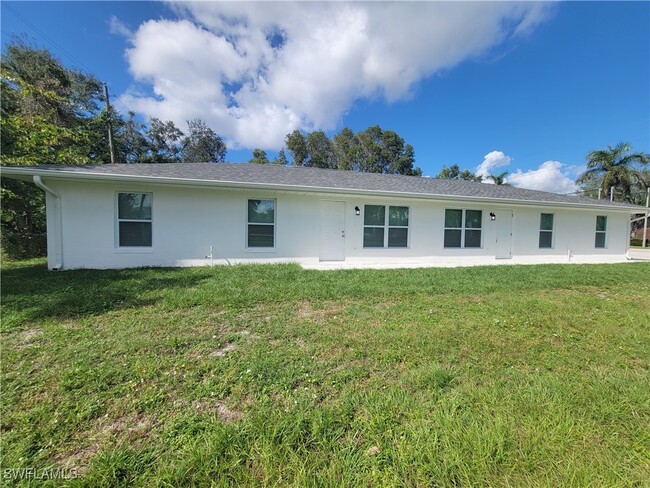 2154 Edison Ave in Ft. Myers, FL - Building Photo - Building Photo