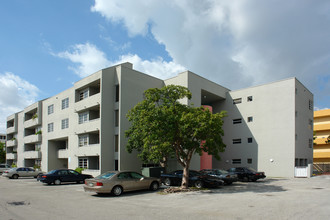 8025 NW 7th St in Miami, FL - Foto de edificio - Building Photo