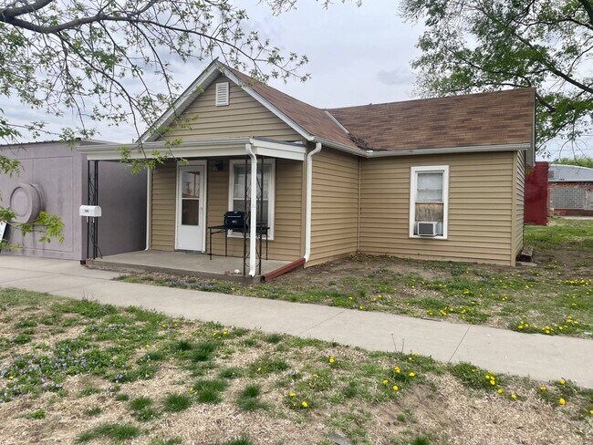 property at 306 W 5th St