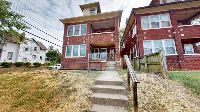property at 978 1/2 Linwood Ave