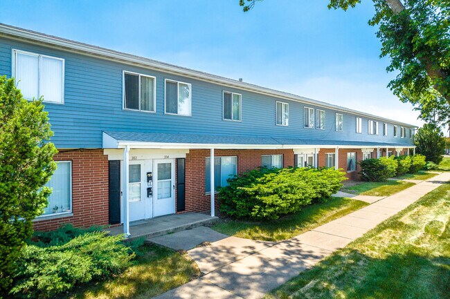 Rosewood Townhomes in Cedar Rapids, IA - Building Photo - Building Photo