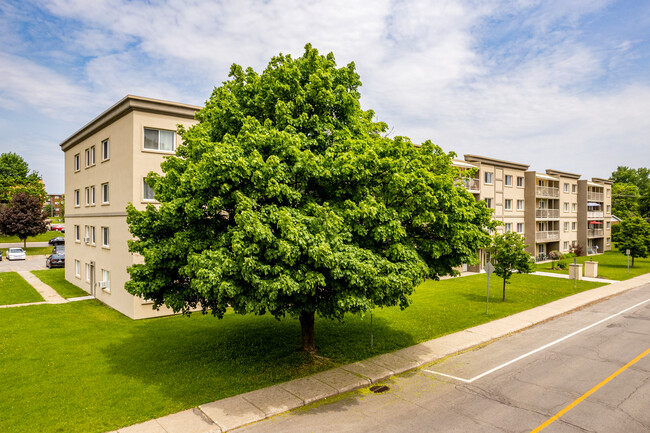 214 Saint-Marc Rue in St-Eustache, QC - Building Photo - Building Photo