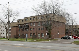 Taunton Court in Oshawa, ON - Building Photo