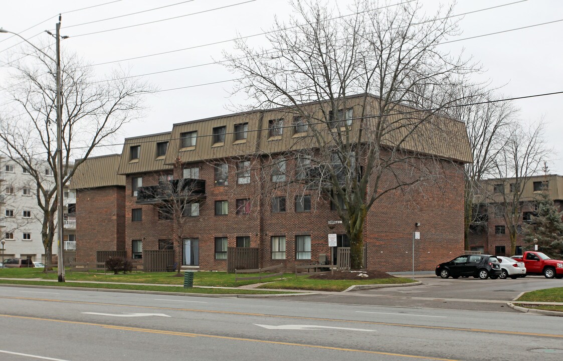 Taunton Court in Oshawa, ON - Building Photo