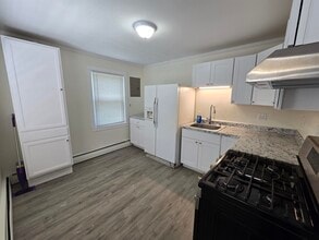 30 Halstead St in Kittery, ME - Building Photo - Building Photo