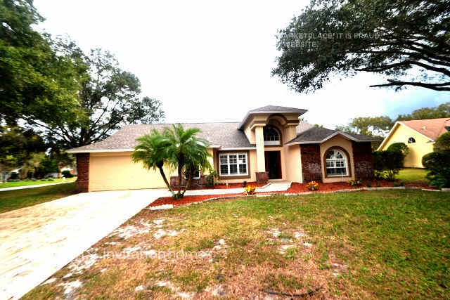 18238 Clear Lake Dr in Lutz, FL - Building Photo