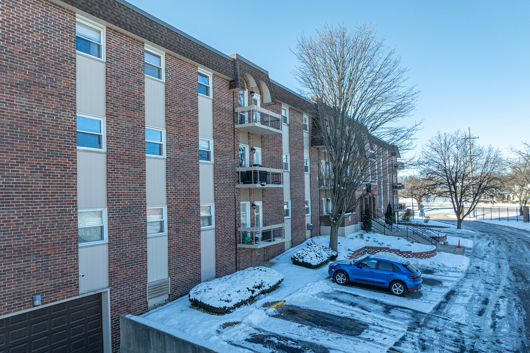 Darien Lake Condominiums & Townhomes in Darien, IL - Building Photo