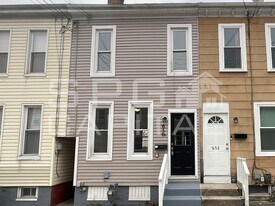 650 W College Ave in York, PA - Building Photo