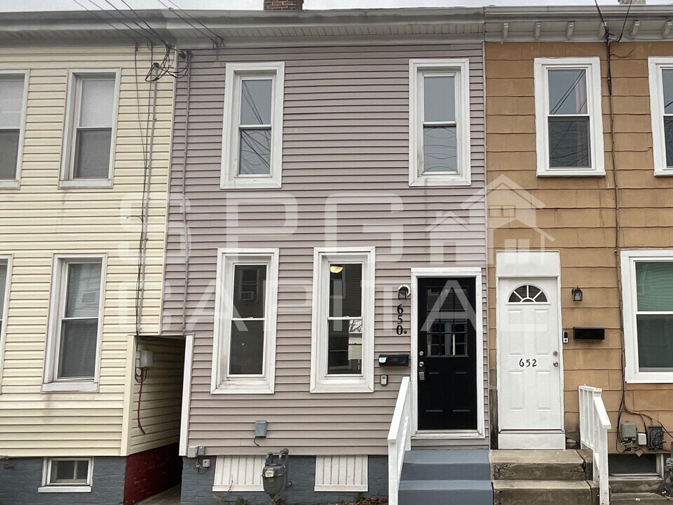 650 W College Ave in York, PA - Building Photo