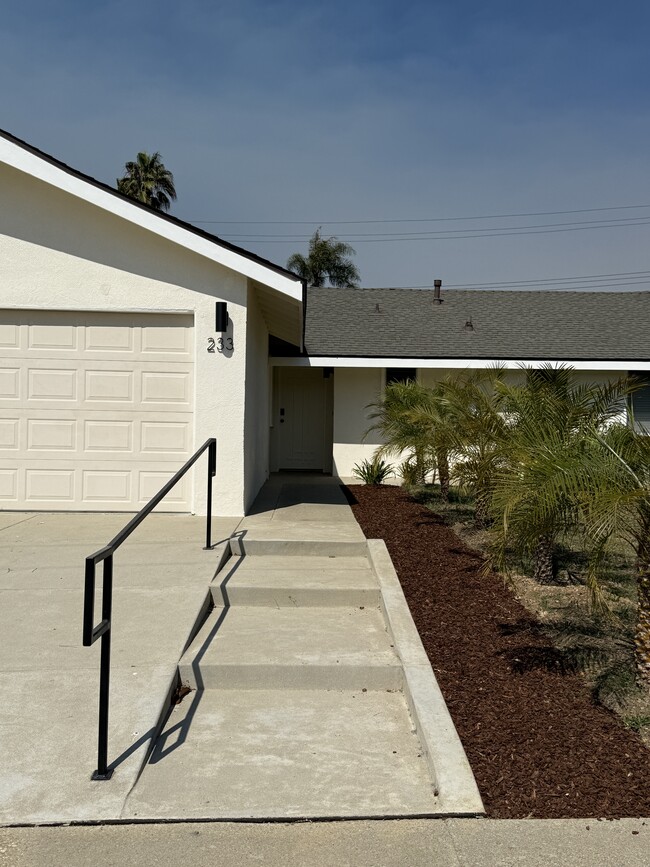 233 Big Sur Dr in Goleta, CA - Foto de edificio - Building Photo