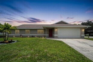 590 Ridgewood St NW in Port Charlotte, FL - Building Photo