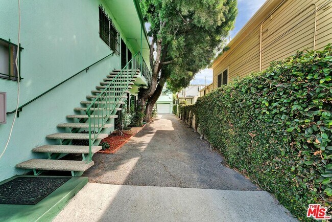 1152 Irolo St-Unit -4 in Los Angeles, CA - Building Photo - Building Photo