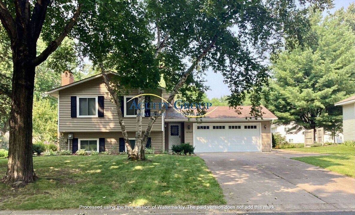 10207 Pilgrim Ln N in Maple Grove, MN - Building Photo