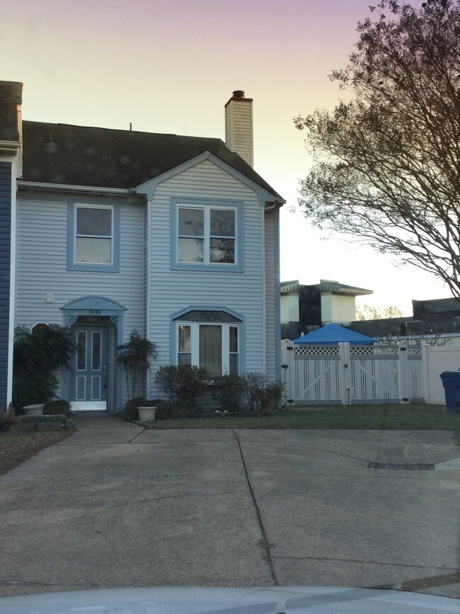 1332 Victorian Cres in Virginia Beach, VA - Foto de edificio - Building Photo