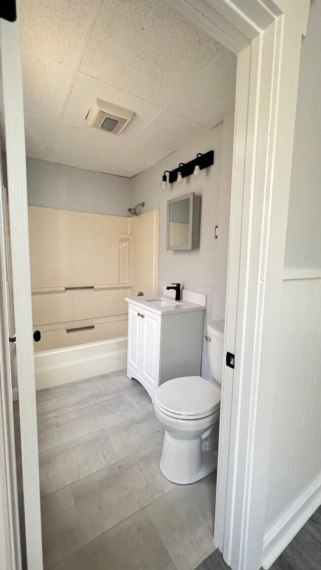 11 Reeves St, Unit 3 in Worcester, MA - Foto de edificio - Building Photo