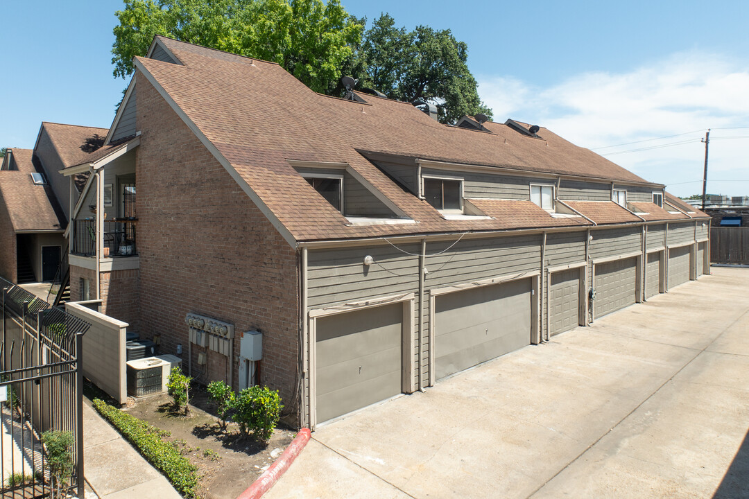 Sands Point Condominiums in Houston, TX - Building Photo