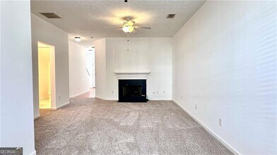 6243 Shoreview Cir in Flowery Branch, GA - Foto de edificio - Building Photo