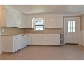 16 Gates Ct, Unit 2 in Auburn, MA - Foto de edificio - Building Photo