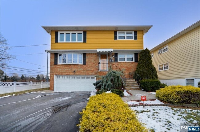 property at 52 Elizabeth St