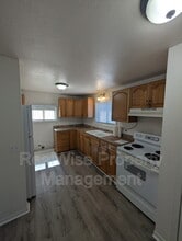 203 NW Pine St in Canyonville, OR - Building Photo - Building Photo