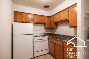 540 W Roscoe St in Chicago, IL - Building Photo