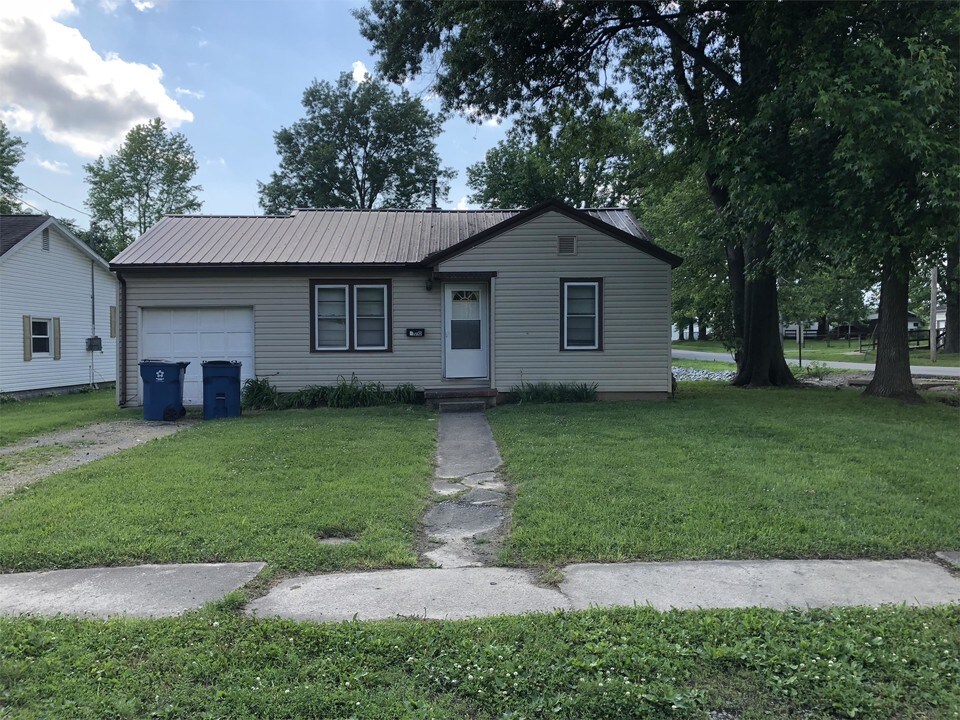 1010 N Washington St in Marion, IL - Building Photo