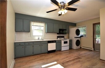 54 Mozart St in West Hartford, CT - Building Photo - Building Photo
