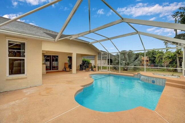 property at 513 SE Cliff Rd