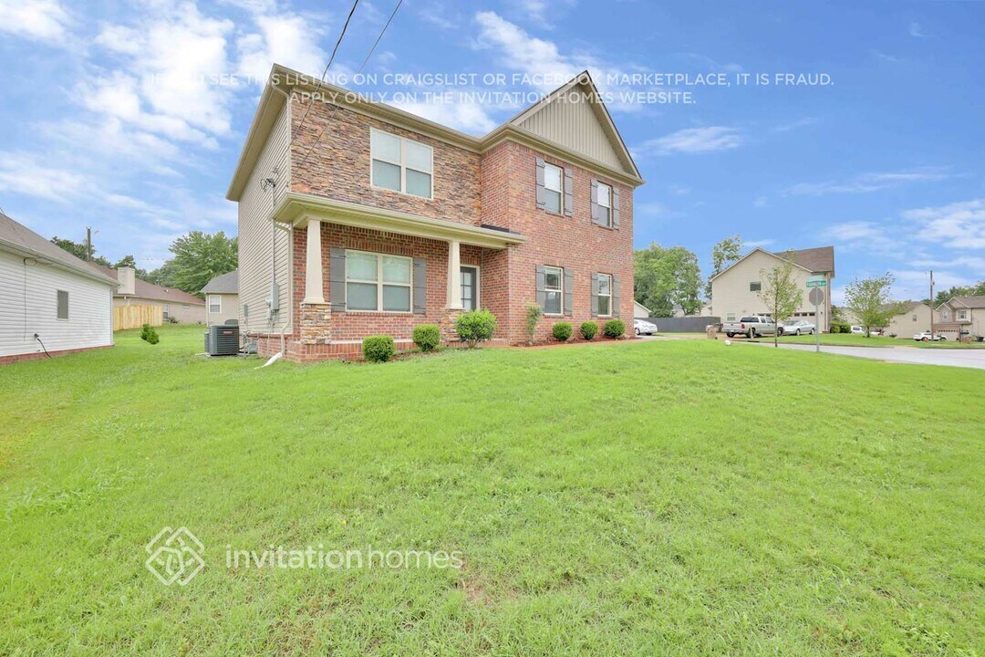 6476 Paddington Way in Nashville, TN - Foto de edificio