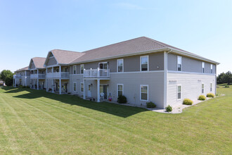 Clare Heights Senior Apartments in Milwaukee, WI - Foto de edificio - Building Photo