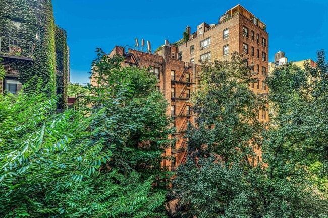 310 W 56th St in New York, NY - Building Photo - Building Photo