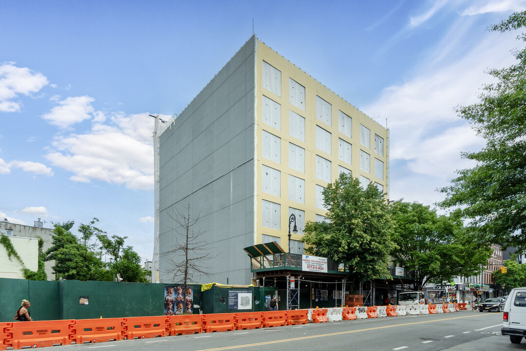 1130 Manhattan Ave in Brooklyn, NY - Building Photo