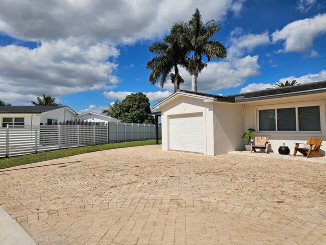 17451 NW 52nd Pl in Miami Gardens, FL - Foto de edificio - Building Photo