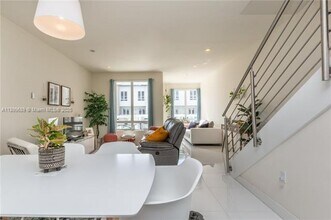 10245 NW 63rd Terrace in Doral, FL - Foto de edificio - Building Photo