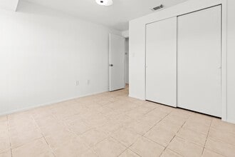 1057 Tropical Ave NW in Port Charlotte, FL - Foto de edificio - Building Photo