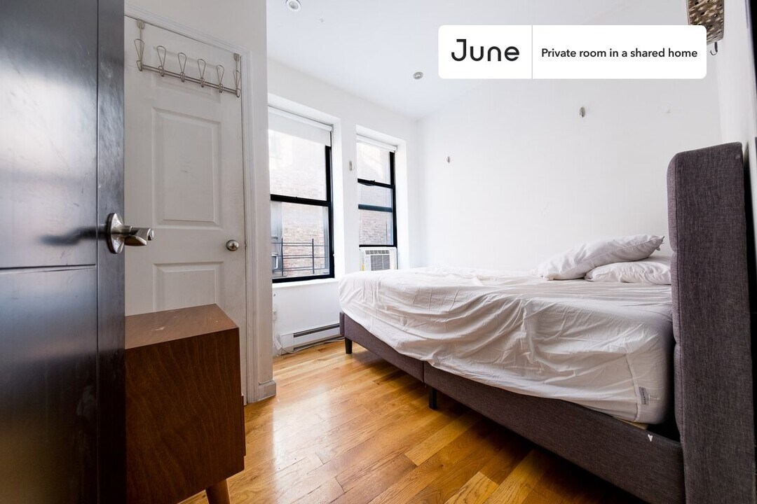 Private bedroom in 4 bed/3 bath Home in New York, NY - Building Photo