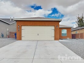 981 Firewheel Ave SW in Los Lunas, NM - Building Photo