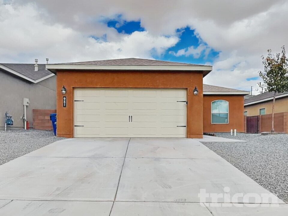981 Firewheel Ave SW in Los Lunas, NM - Building Photo