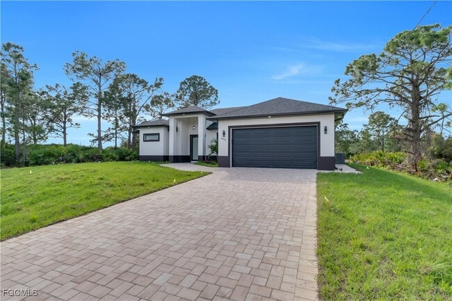 6005 Queen Ave N in Lehigh Acres, FL - Building Photo - Building Photo