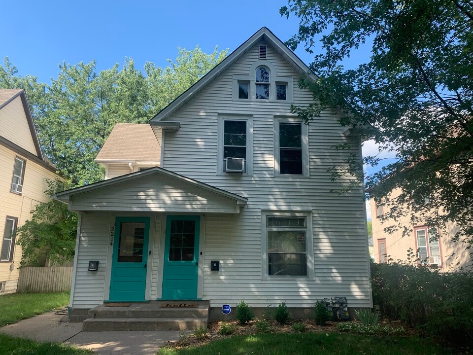 2214 3rd St NE, Unit 1 in Minneapolis, MN - Foto de edificio