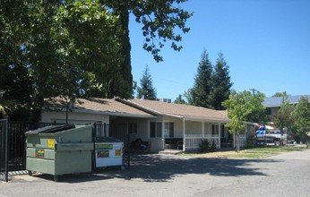 Cottage Manor in Sacramento, CA - Building Photo - Building Photo